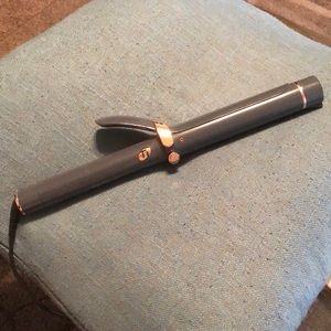 T3  1.25 inch curling iron! Only used once!